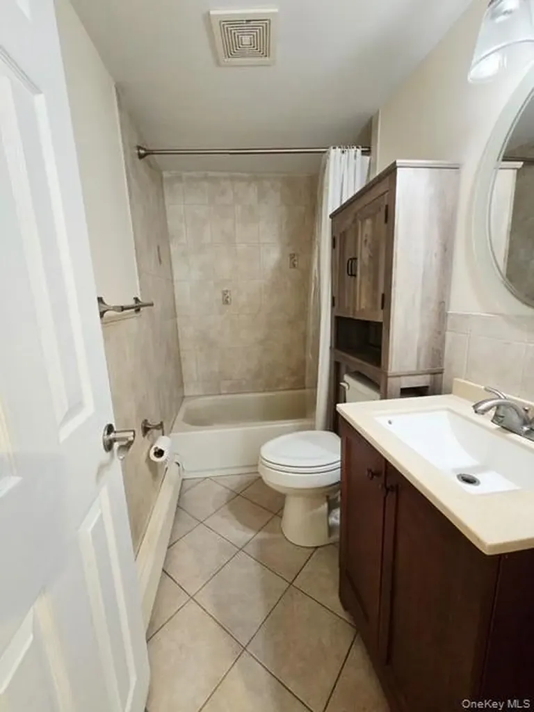 6 E Kissimee Road Lindenhurst NY 11757