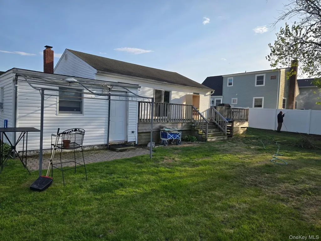 6 E Kissimee Road Lindenhurst NY 11757