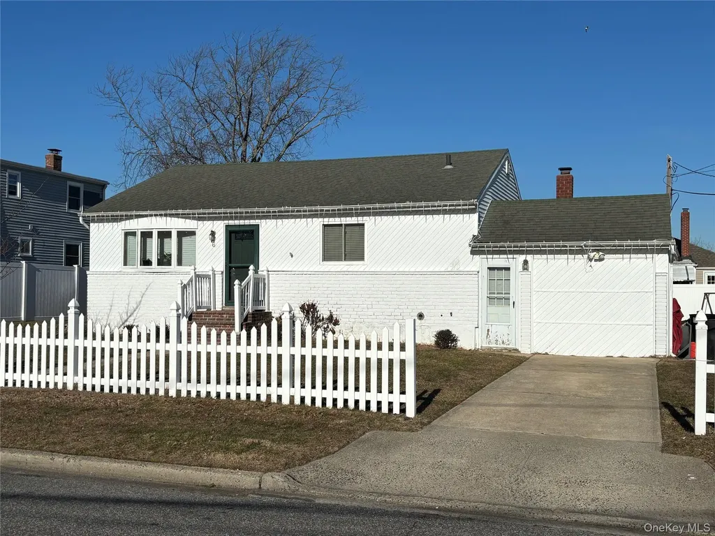6 E Kissimee Road Lindenhurst NY 11757