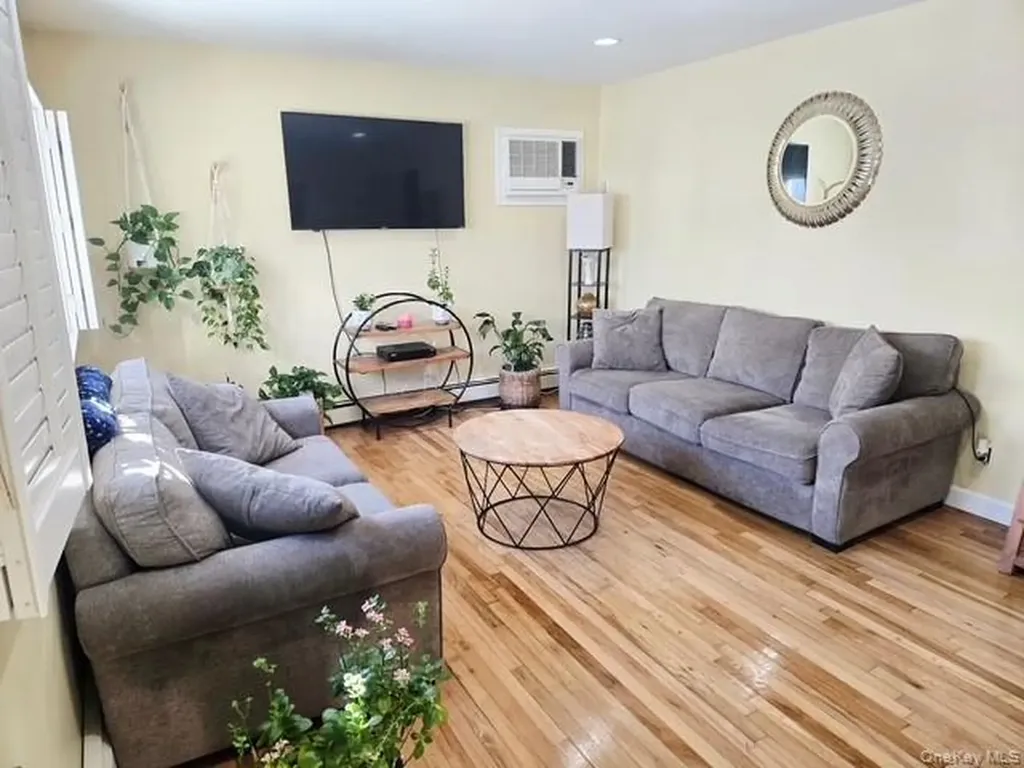 6 E Kissimee Road Lindenhurst NY 11757