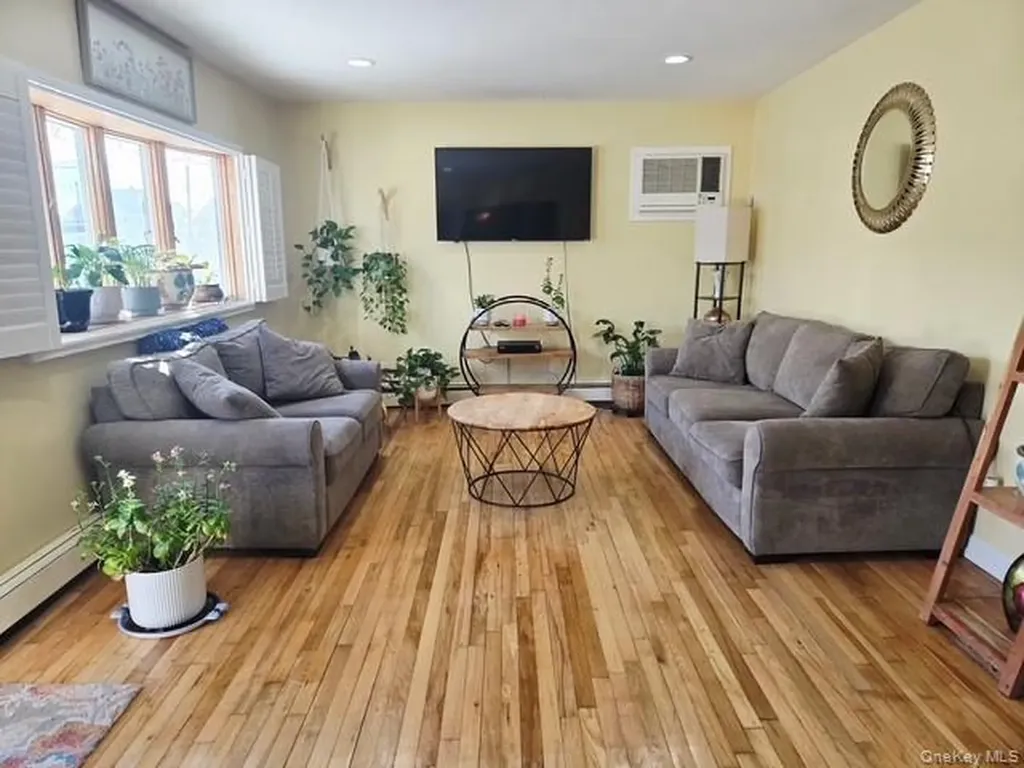 6 E Kissimee Road Lindenhurst NY 11757