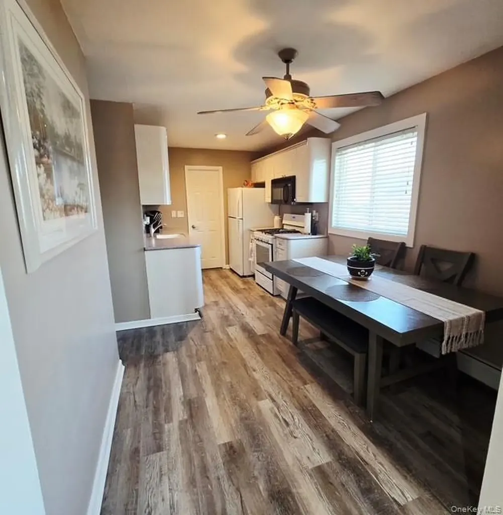 6 E Kissimee Road Lindenhurst NY 11757