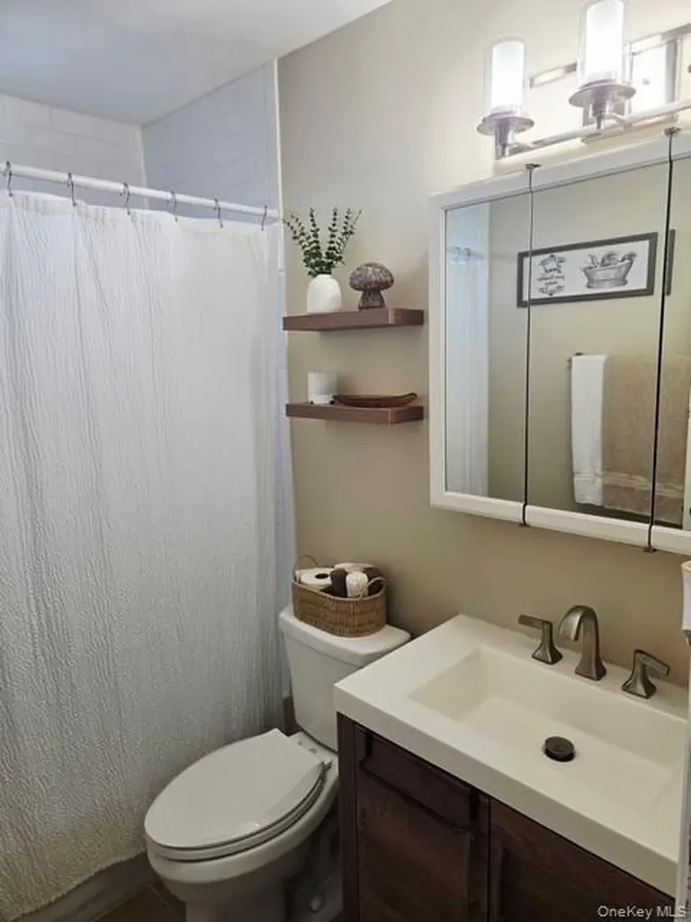 6 E Kissimee Road Lindenhurst NY 11757