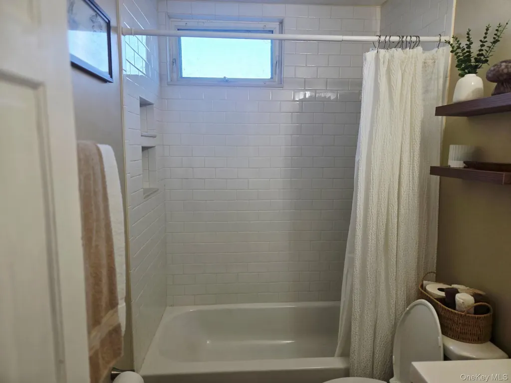 6 E Kissimee Road Lindenhurst NY 11757