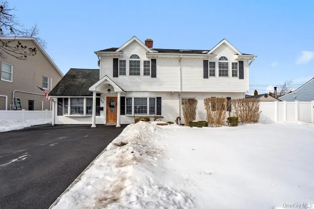 33 Skylark Lane Levittown NY 11756