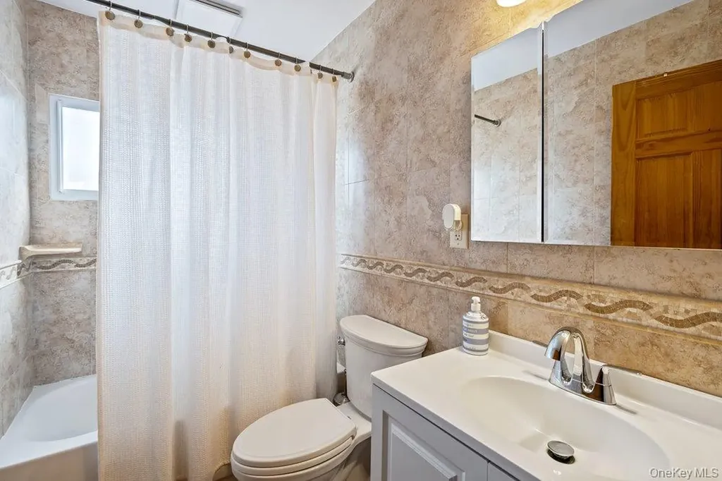 33 Skylark Lane Levittown NY 11756