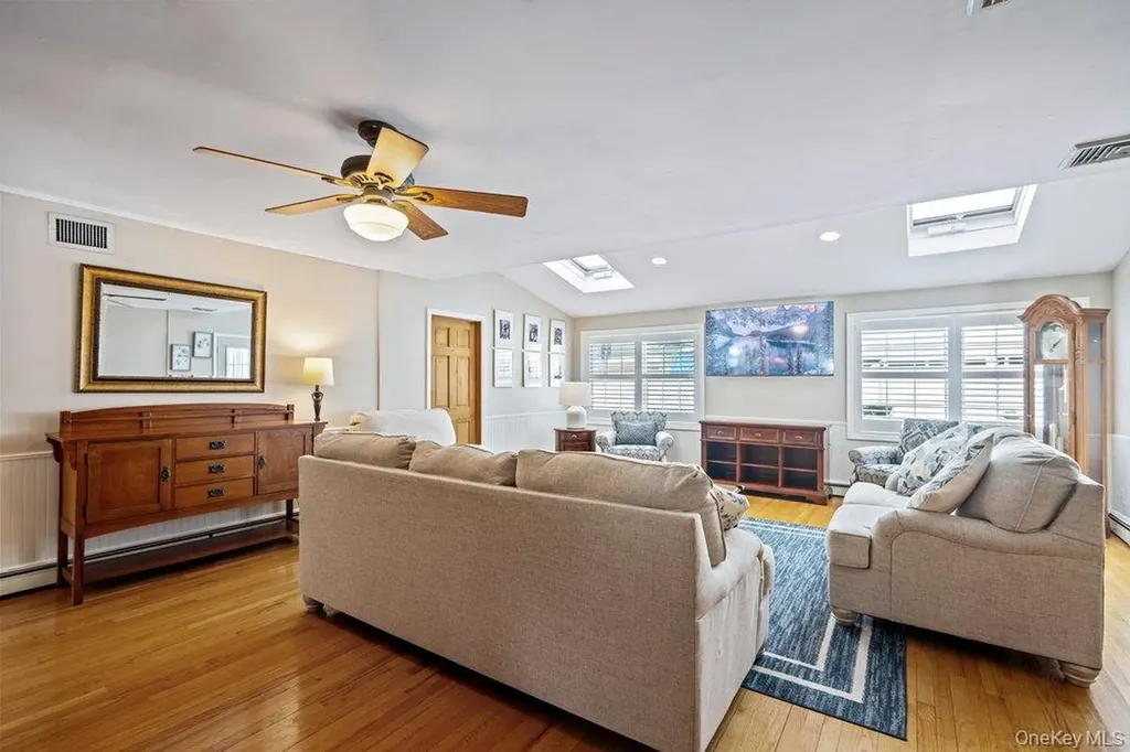 33 Skylark Lane Levittown NY 11756