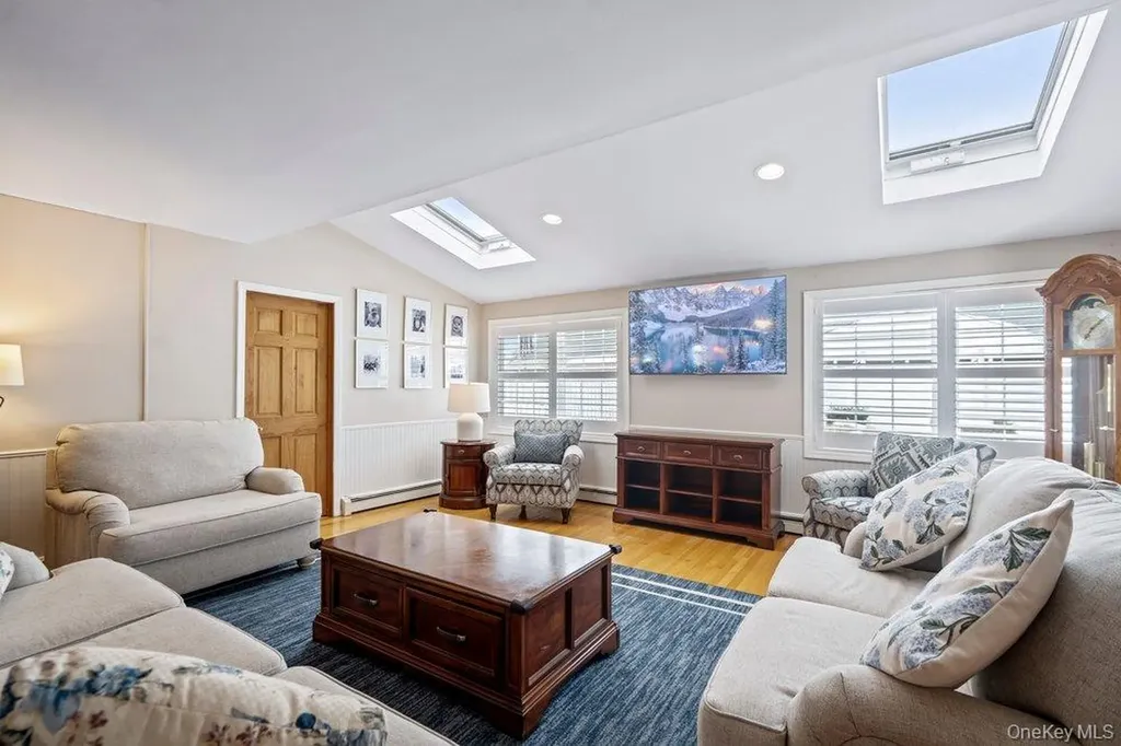 33 Skylark Lane Levittown NY 11756