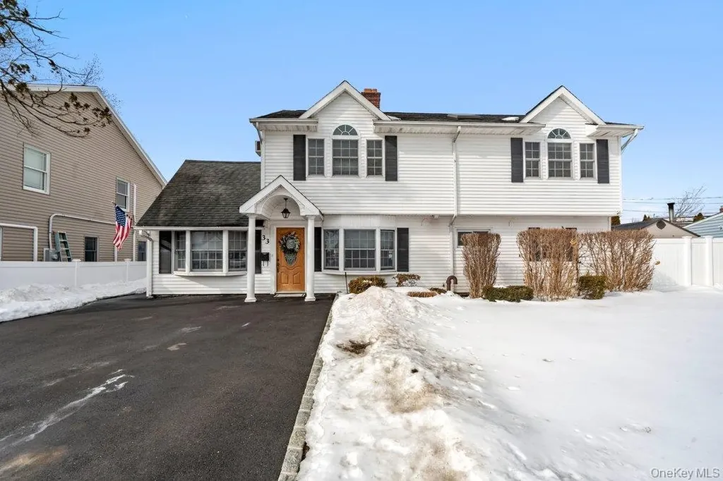33 Skylark Lane Levittown NY 11756