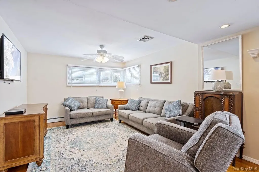 33 Skylark Lane Levittown NY 11756