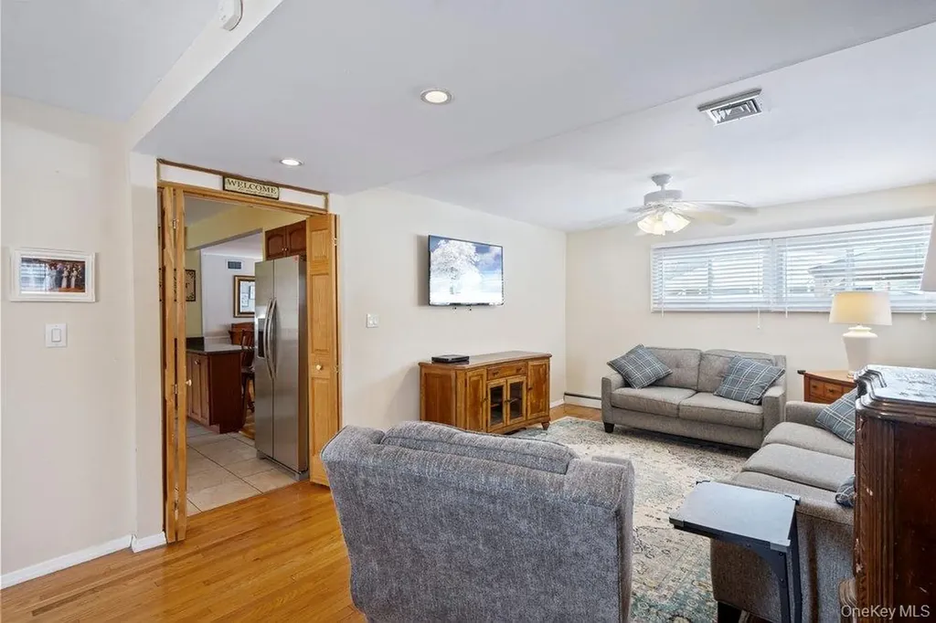 33 Skylark Lane Levittown NY 11756