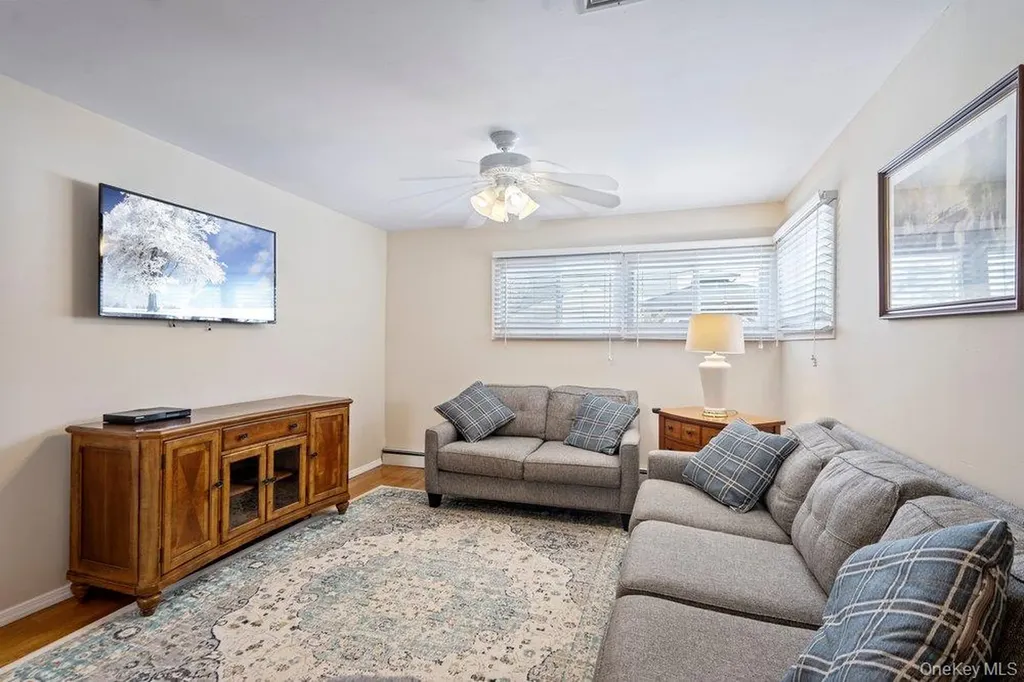 33 Skylark Lane Levittown NY 11756