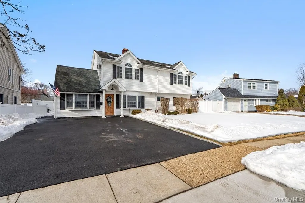 33 Skylark Lane Levittown NY 11756