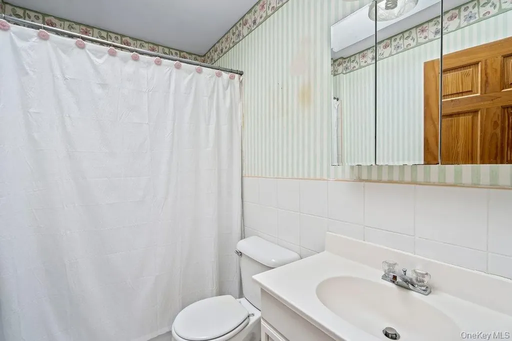 33 Skylark Lane Levittown NY 11756
