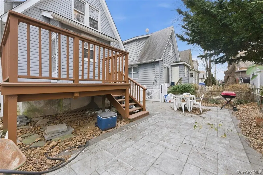 22 Sunset Trail Bronx NY 10465