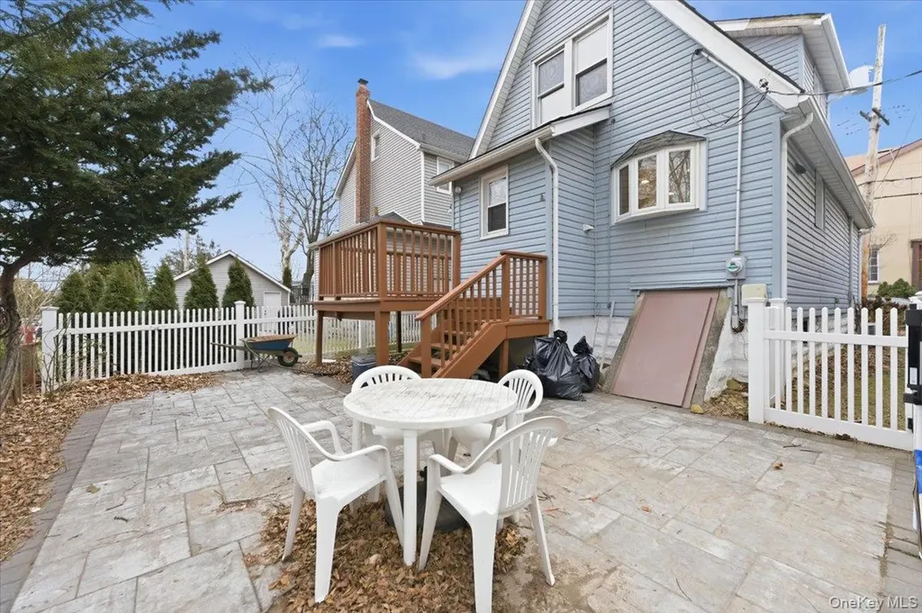 22 Sunset Trail Bronx NY 10465