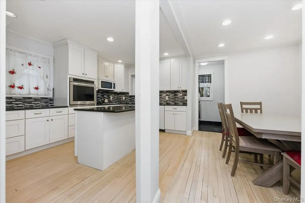 22 Sunset Trail Bronx NY 10465