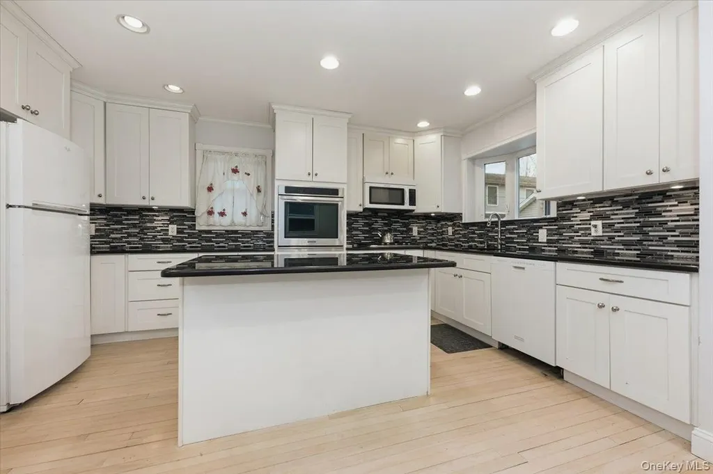 22 Sunset Trail Bronx NY 10465