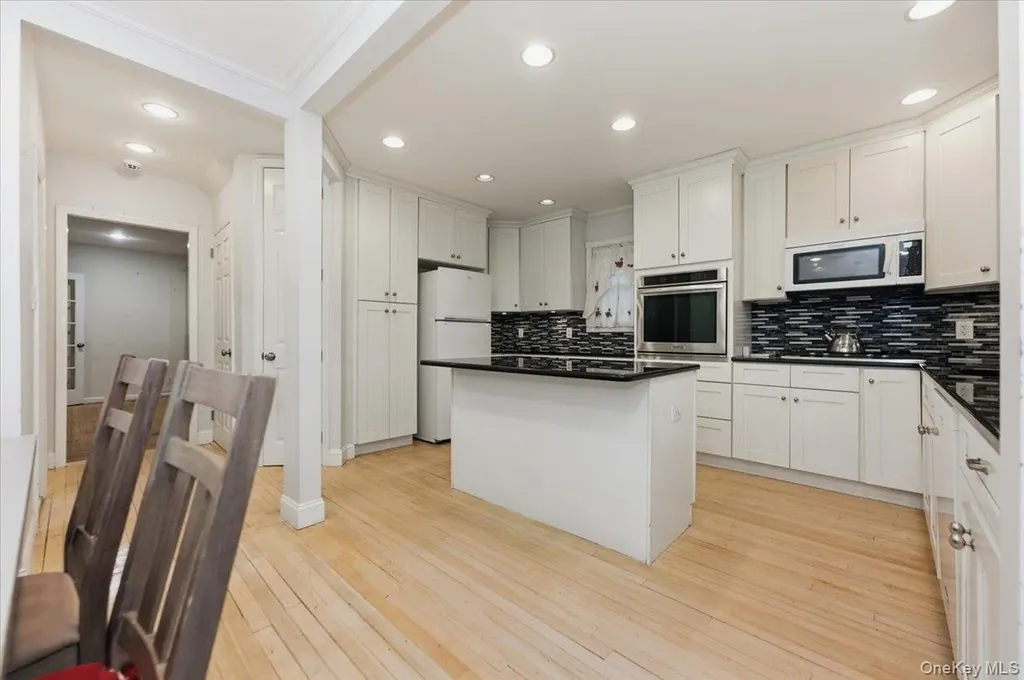 22 Sunset Trail Bronx NY 10465