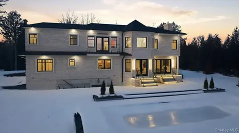 26 Saint Andrews Court Old Westbury NY 11568
