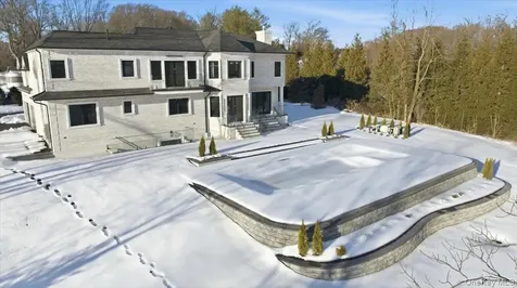 26 Saint Andrews Court Old Westbury NY 11568