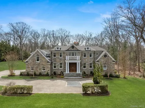 27 Victorian Lane Brookville NY 11545