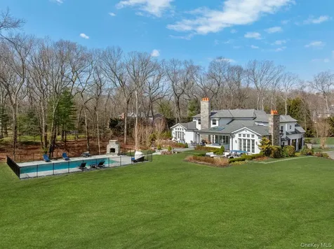 27 Victorian Lane Brookville NY 11545