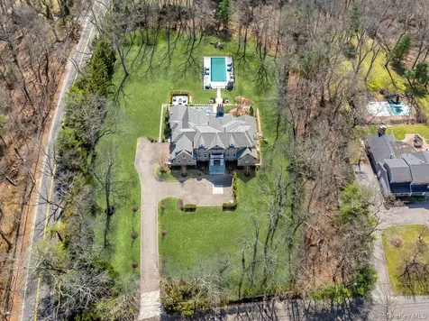 27 Victorian Lane Brookville NY 11545