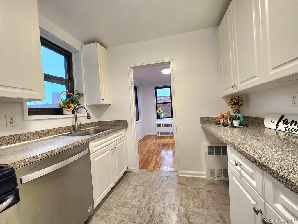 11 Wooleys Lane Great Neck NY 11023