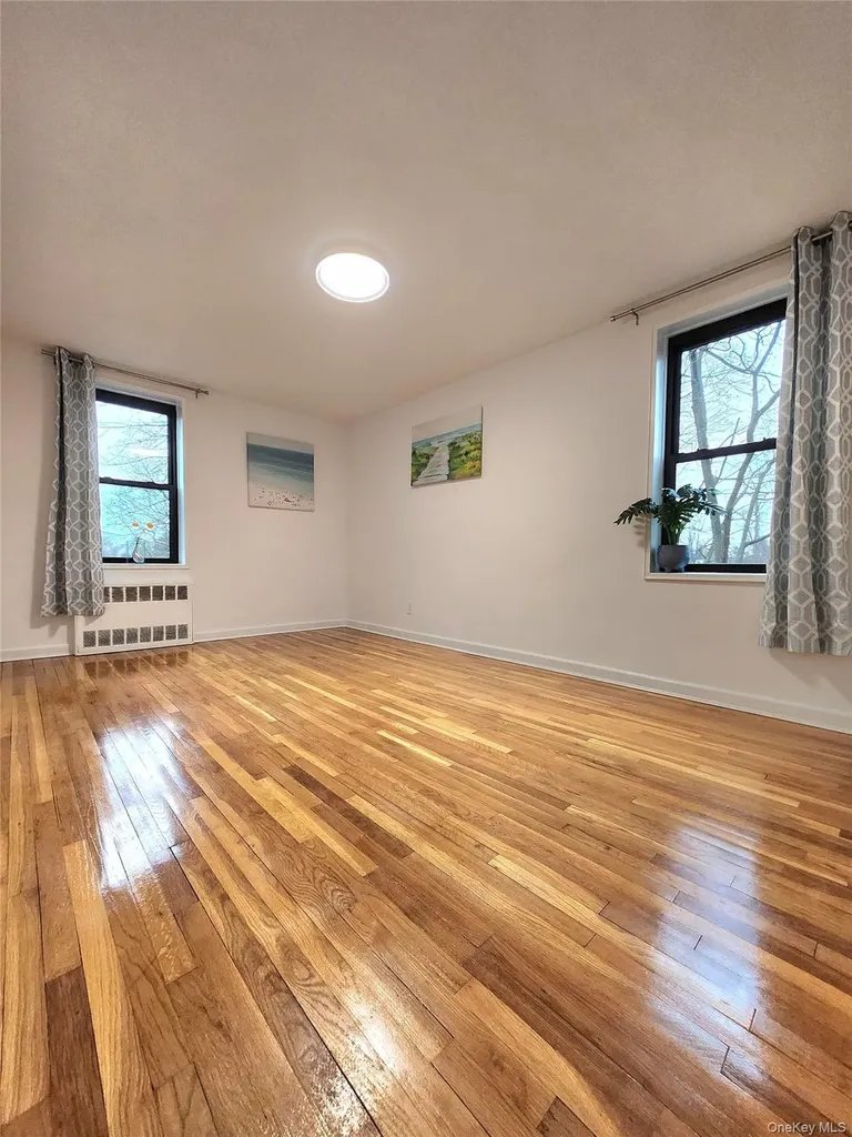 11 Wooleys Lane Great Neck NY 11023