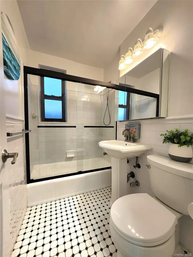 11 Wooleys Lane Great Neck NY 11023