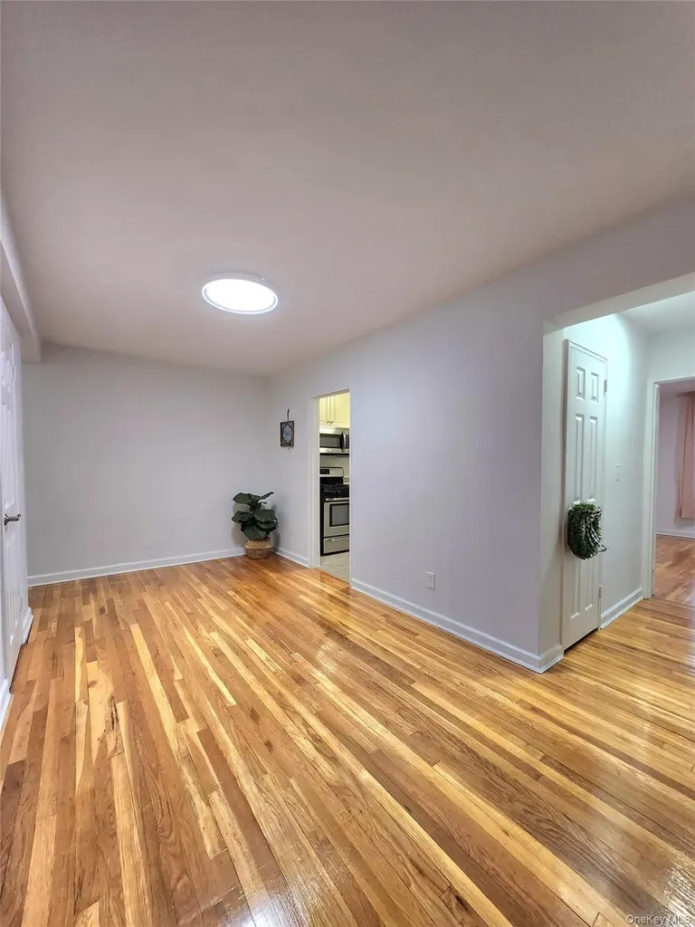 11 Wooleys Lane Great Neck NY 11023
