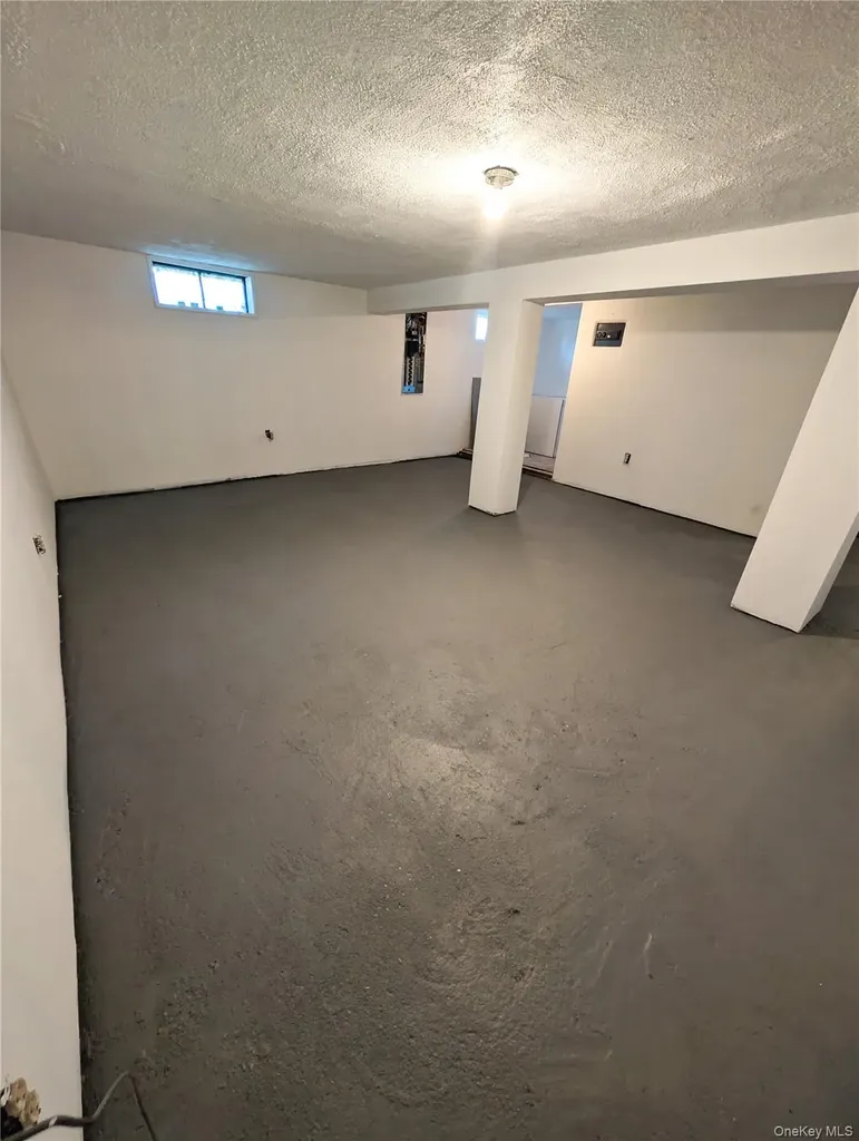 246 15th West Babylon NY 11704