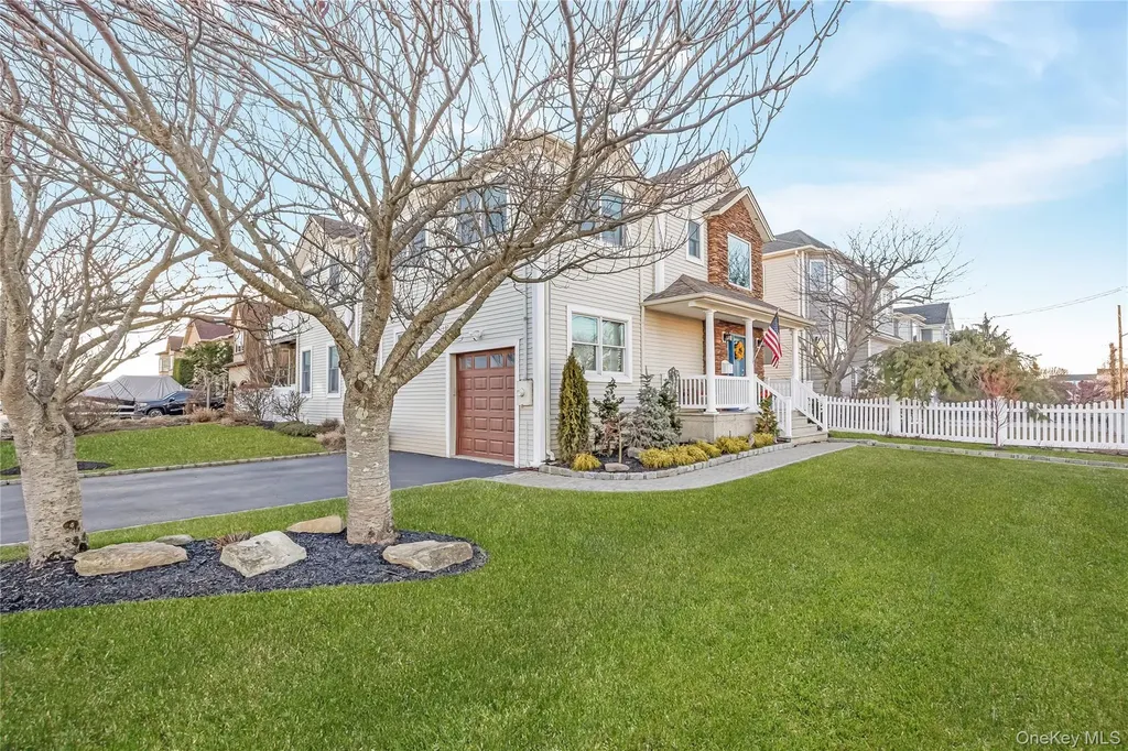 120 Neptune Place Massapequa NY 11758