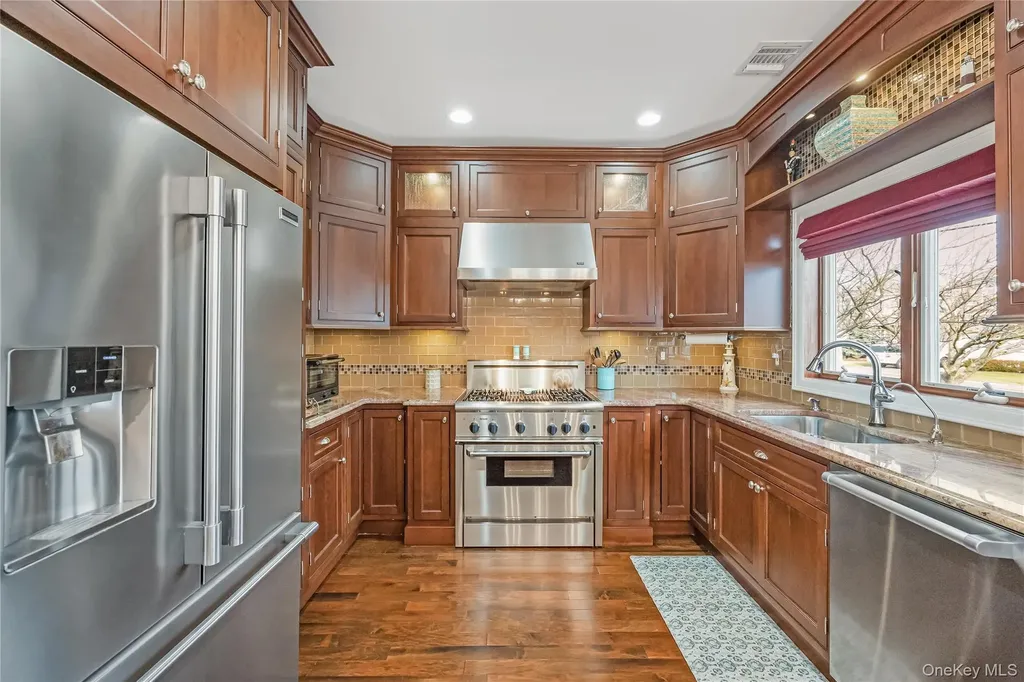 120 Neptune Place Massapequa NY 11758