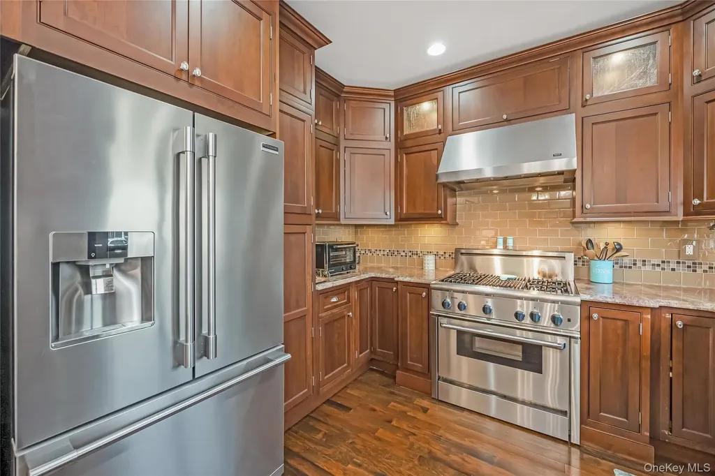 120 Neptune Place Massapequa NY 11758