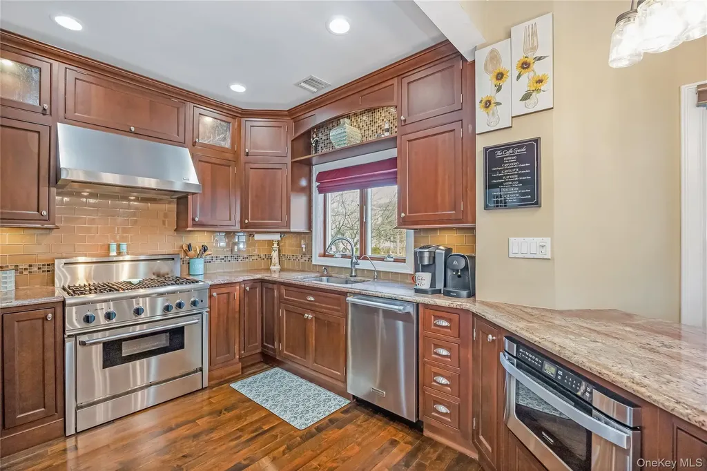 120 Neptune Place Massapequa NY 11758