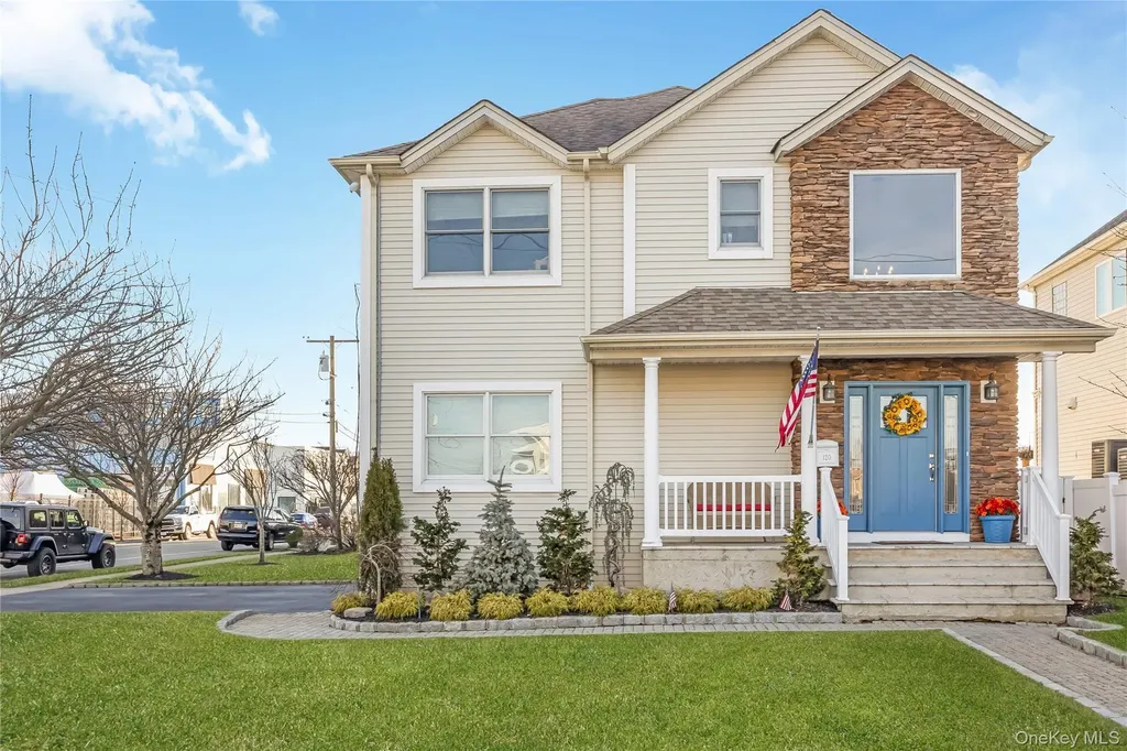 120 Neptune Place Massapequa NY 11758