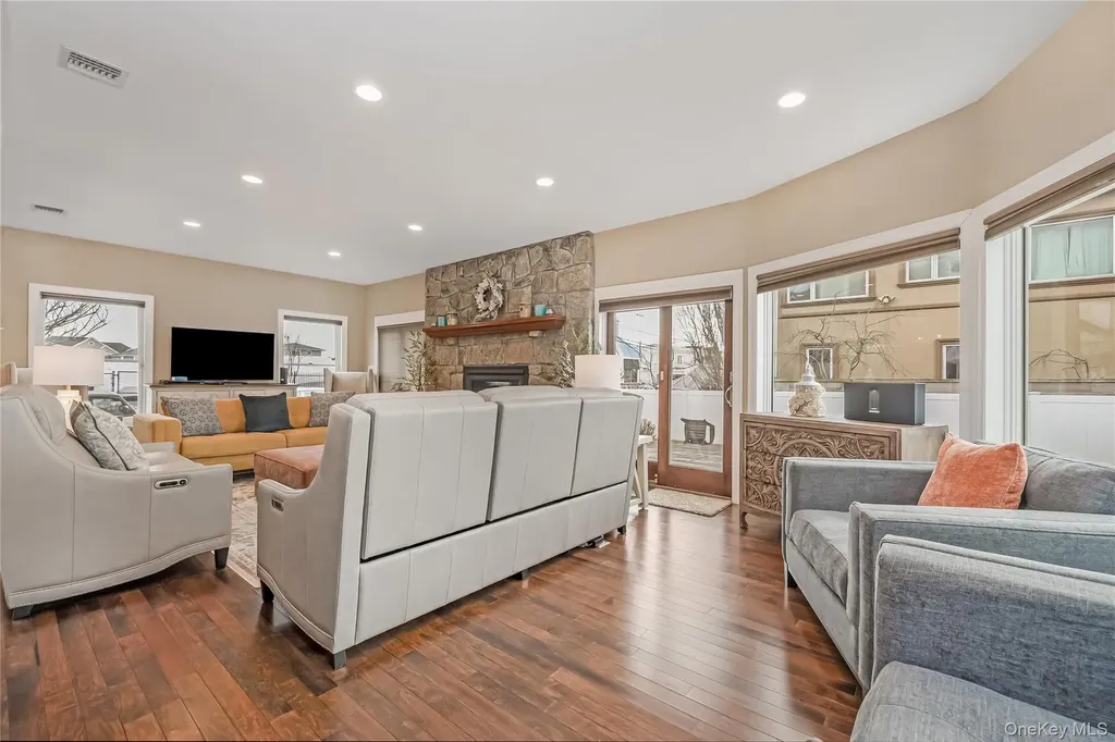 120 Neptune Place Massapequa NY 11758