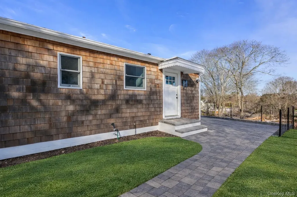 33 Oceanview Road Hampton Bays NY 11946