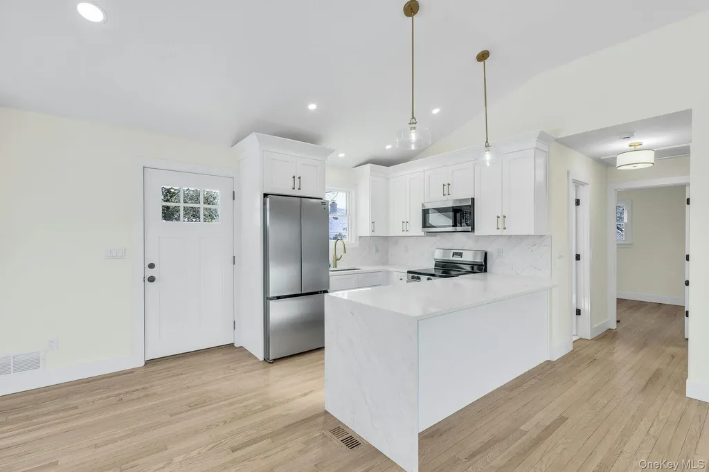 33 Oceanview Road Hampton Bays NY 11946