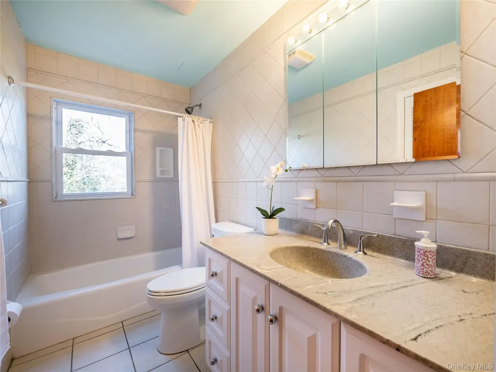 427 Ryder Road Manhasset NY 11030