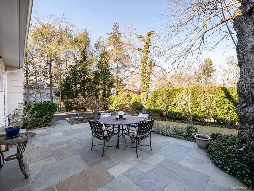 427 Ryder Road Manhasset NY 11030