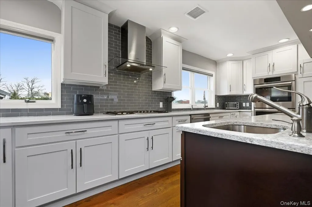 3 Neptune Place Massapequa NY 11758