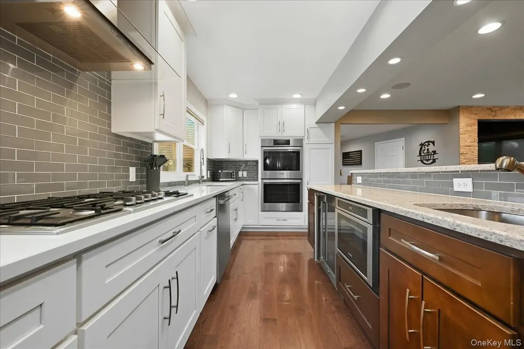 3 Neptune Place Massapequa NY 11758