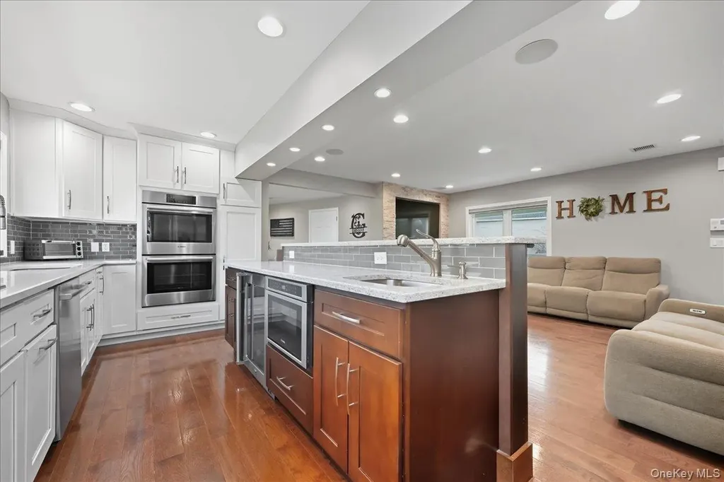 3 Neptune Place Massapequa NY 11758