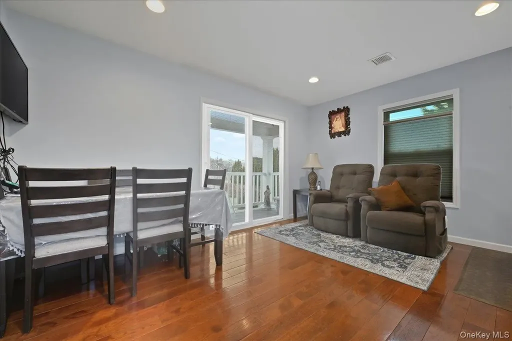 3 Neptune Place Massapequa NY 11758