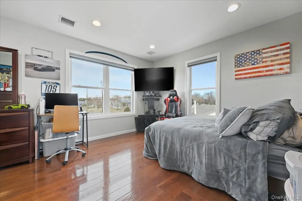 3 Neptune Place Massapequa NY 11758