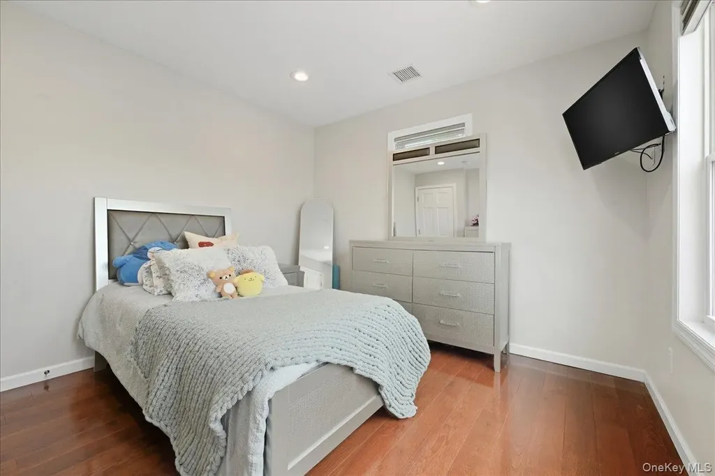 3 Neptune Place Massapequa NY 11758