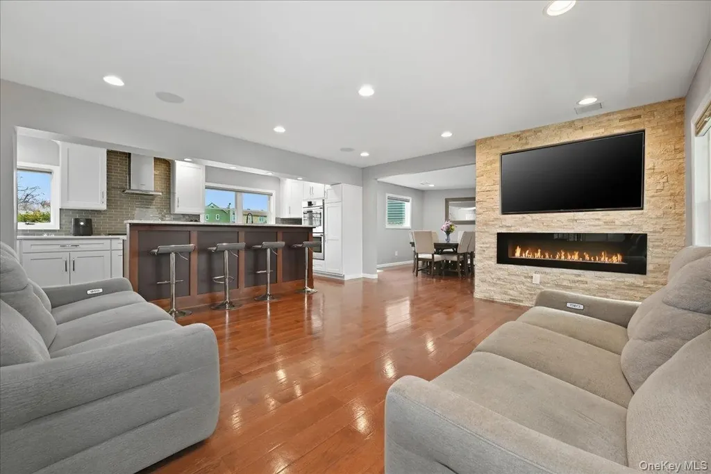 3 Neptune Place Massapequa NY 11758